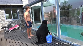 ممارسة الجنس مع امرأة عربية مص ديك في حوض السباحة 2018