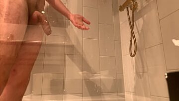 عرض الاستحمام مع فتى لطيف وديكه الكبير