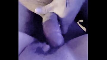 Big Cocked Ferx تصنع Soru Squirt بينما تفرك بظرها