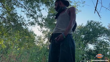 التخلص العام في The Clear Woods: A Forest Jerk-Off Adventure