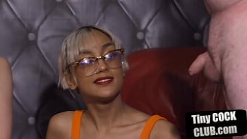 إذلال صغير ديك الرجل يحصل HANDJOB المجموعة CFNM من الاطفال المهيمنة