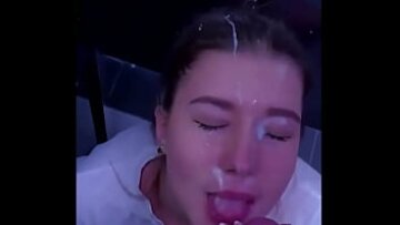 الوجه المغطى بالنائب: الشقراء الساخنة تمتص وتبتلع