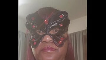 Dea’s Dildo Delight: جلسة استمناء منفردة مع كس محلوق وملابس داخلية حمراء