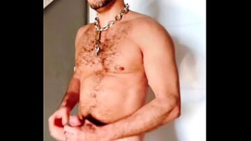 لويس كولودين، الأب الضخم مع قضيب كبير، يهتز على سلسلة رقبته في جلسة الاستمناء المنفردة الساخنة هذه