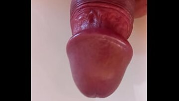 Handjob الغرامية لسيرجيوني: جلسة استمناء مملوءة بالنائب تبلغ من العمر 32 عامًا مع قضيب رأس الفطر
